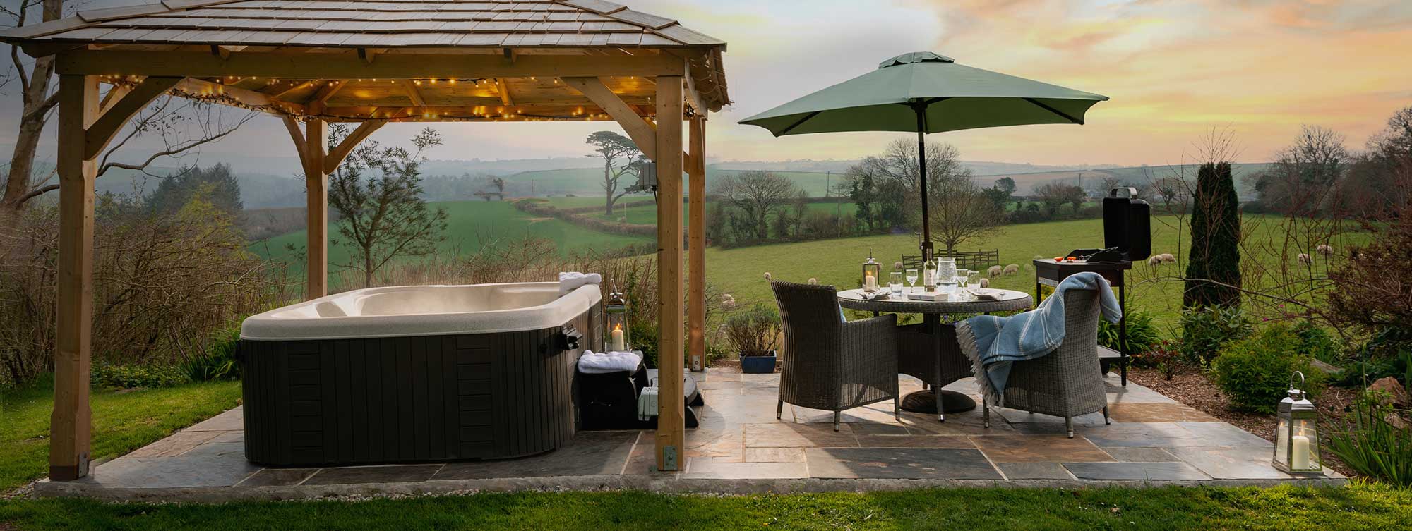 Luxury hot tub cottage with far-reaching views over rolling Cornish countryside