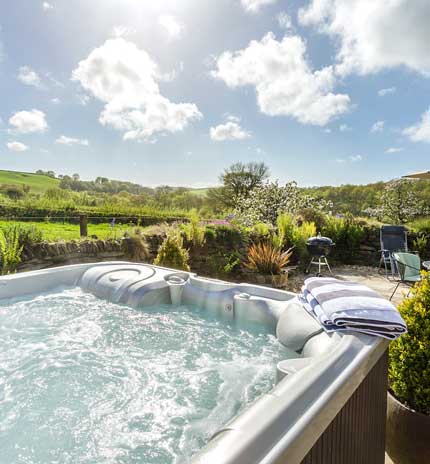 Een grote hot tub in een prachtige tuin met veel jets, van één van onze vakantiehuisjes met hot tubs in het Verenigd Koninkrijk.